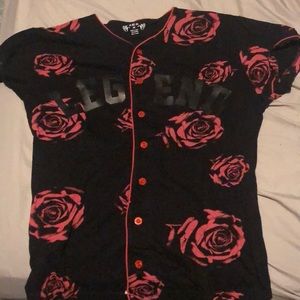 size medium legend button up
